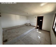 Exquisita Villa con Vistas Panorámicas al Mar y Potencial de Renovación