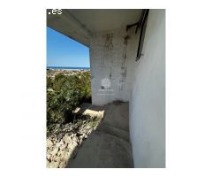 Exquisita Villa con Vistas Panorámicas al Mar y Potencial de Renovación