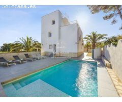 Villa renovada con estilo en una ubicación orientada al sur con vistas