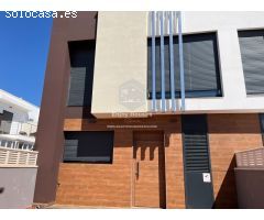 Adosado Contemporáneo con Piscina Privada en El Verger, Junto al Centro