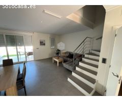 Adosado Contemporáneo con Piscina Privada en El Verger, Junto al Centro