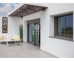 Villa exclusiva con piscina privada y acceso directo a la comunidad