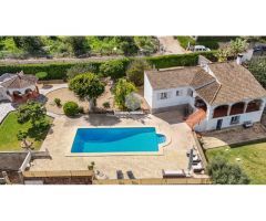 Dos casas con vistas al mar en Tarraula, Jávea - El encanto mediterráneo se