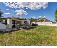 Dos casas con vistas al mar en Tarraula, Jávea - El encanto mediterráneo se