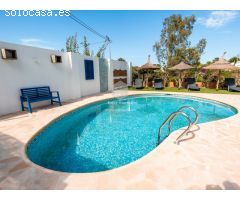 Elegante villa renovada con estudios de invitados a solo 2 km de la playa de