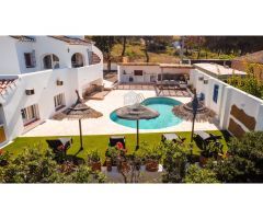 Elegante villa renovada con estudios de invitados a solo 2 km de la playa de