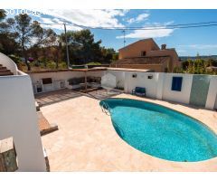 Elegante villa renovada con estudios de invitados a solo 2 km de la playa de