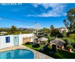 Elegante villa renovada con estudios de invitados a solo 2 km de la playa de