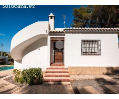 Elegante villa renovada con estudios de invitados a solo 2 km de la playa de