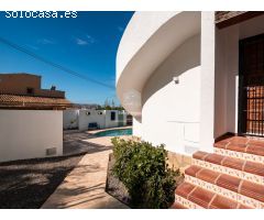 Elegante villa renovada con estudios de invitados a solo 2 km de la playa de