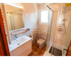 Elegante villa renovada con estudios de invitados a solo 2 km de la playa de