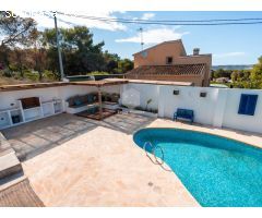 Elegante villa renovada con estudios de invitados a solo 2 km de la playa de