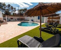 Elegante villa renovada con estudios de invitados a solo 2 km de la playa de