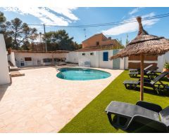 Elegante villa renovada con estudios de invitados a solo 2 km de la playa de