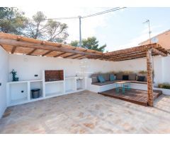 Elegante villa renovada con estudios de invitados a solo 2 km de la playa de