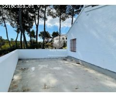 Elegante villa renovada con estudios de invitados a solo 2 km de la playa de