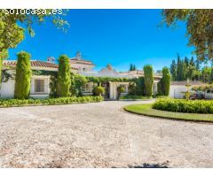 Villa de Estilo Andaluz con Gran Jardín en Sotogrande