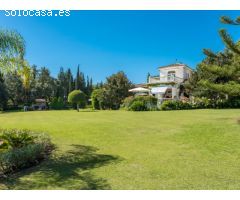 Villa de Estilo Andaluz con Gran Jardín en Sotogrande