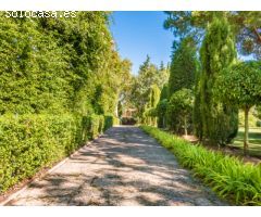 Villa de Estilo Andaluz con Gran Jardín en Sotogrande