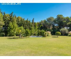 Villa de Estilo Andaluz con Gran Jardín en Sotogrande