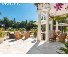Villa de Estilo Andaluz con Gran Jardín en Sotogrande