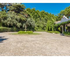 Villa de Estilo Andaluz con Gran Jardín en Sotogrande