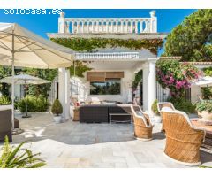 Villa de Estilo Andaluz con Gran Jardín en Sotogrande