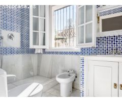 Villa de Estilo Andaluz con Gran Jardín en Sotogrande