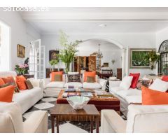 Villa de Estilo Andaluz con Gran Jardín en Sotogrande