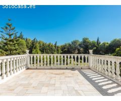 Villa de Estilo Andaluz con Gran Jardín en Sotogrande