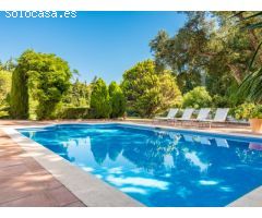 Villa de Estilo Andaluz con Gran Jardín en Sotogrande