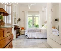 Villa de Estilo Andaluz con Gran Jardín en Sotogrande