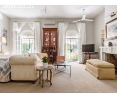 Villa de Estilo Andaluz con Gran Jardín en Sotogrande