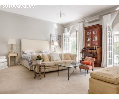 Villa de Estilo Andaluz con Gran Jardín en Sotogrande