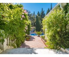 Villa de Estilo Andaluz con Gran Jardín en Sotogrande