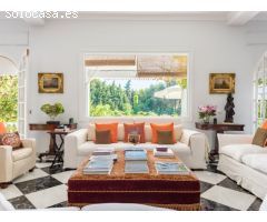 Villa de Estilo Andaluz con Gran Jardín en Sotogrande