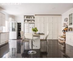 Villa de Estilo Andaluz con Gran Jardín en Sotogrande