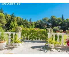 Villa de Estilo Andaluz con Gran Jardín en Sotogrande
