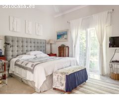 Villa de Estilo Andaluz con Gran Jardín en Sotogrande