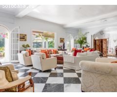 Villa de Estilo Andaluz con Gran Jardín en Sotogrande