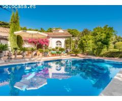 Villa de Estilo Andaluz con Gran Jardín en Sotogrande