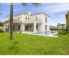 Villa en Venta en Sotogrande Zona F - 5 Dormitorios, Estilo Andaluz con Toques