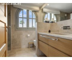 Villa en Venta en Sotogrande Zona F - 5 Dormitorios, Estilo Andaluz con Toques