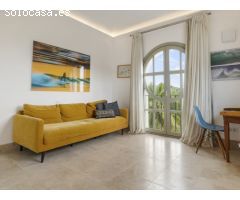 Villa en Venta en Sotogrande Zona F - 5 Dormitorios, Estilo Andaluz con Toques