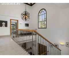 Villa en Venta en Sotogrande Zona F - 5 Dormitorios, Estilo Andaluz con Toques