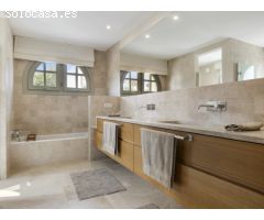 Villa en Venta en Sotogrande Zona F - 5 Dormitorios, Estilo Andaluz con Toques