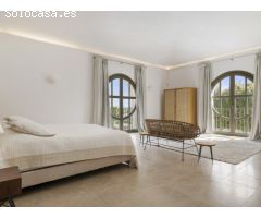 Villa en Venta en Sotogrande Zona F - 5 Dormitorios, Estilo Andaluz con Toques