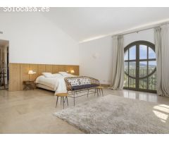 Villa en Venta en Sotogrande Zona F - 5 Dormitorios, Estilo Andaluz con Toques