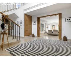 Villa en Venta en Sotogrande Zona F - 5 Dormitorios, Estilo Andaluz con Toques