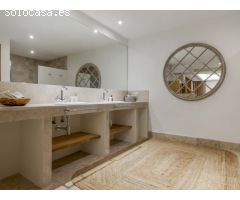 Villa en Venta en Sotogrande Zona F - 5 Dormitorios, Estilo Andaluz con Toques